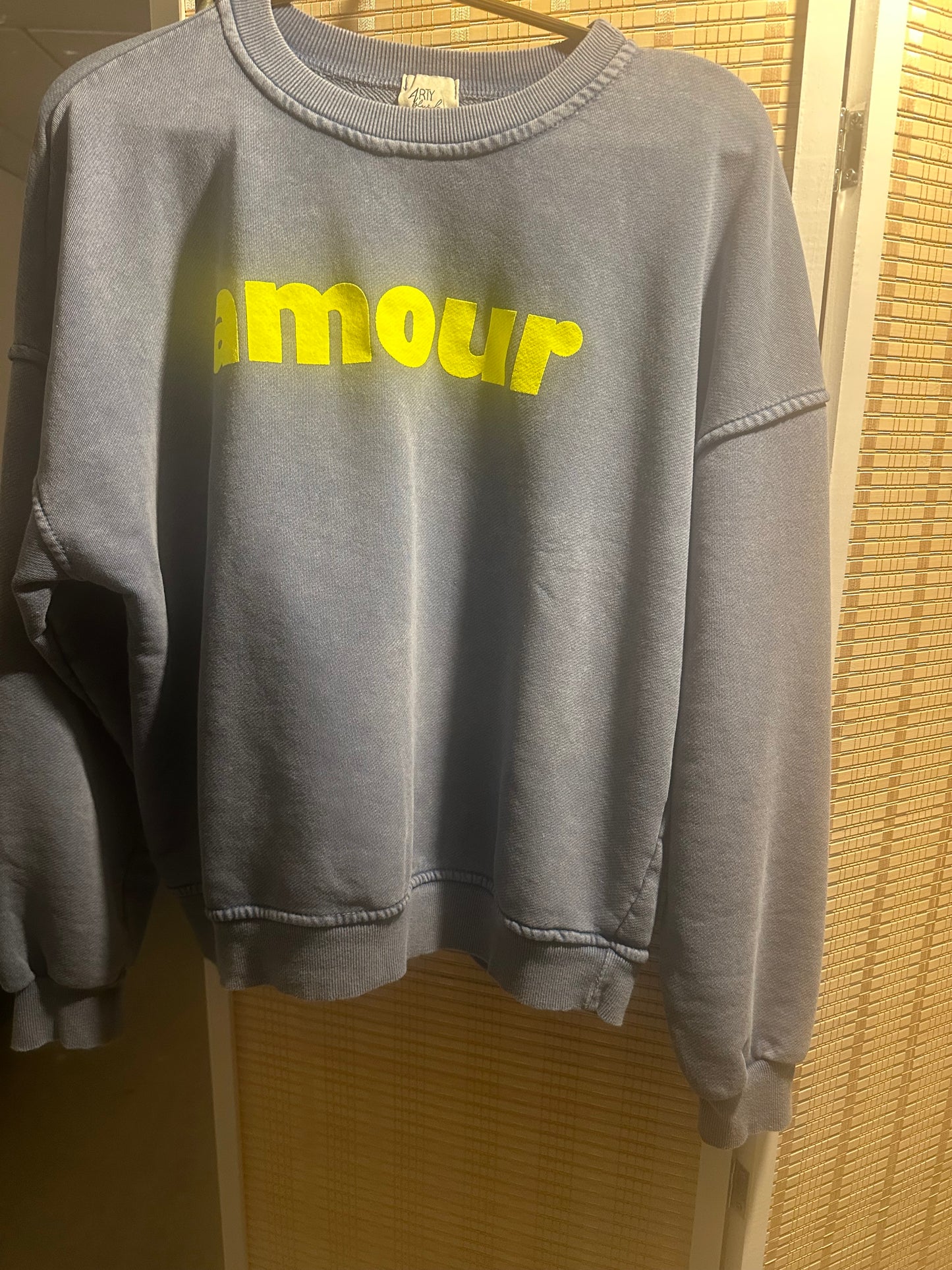 Titre : Sweat oversize “Amour”