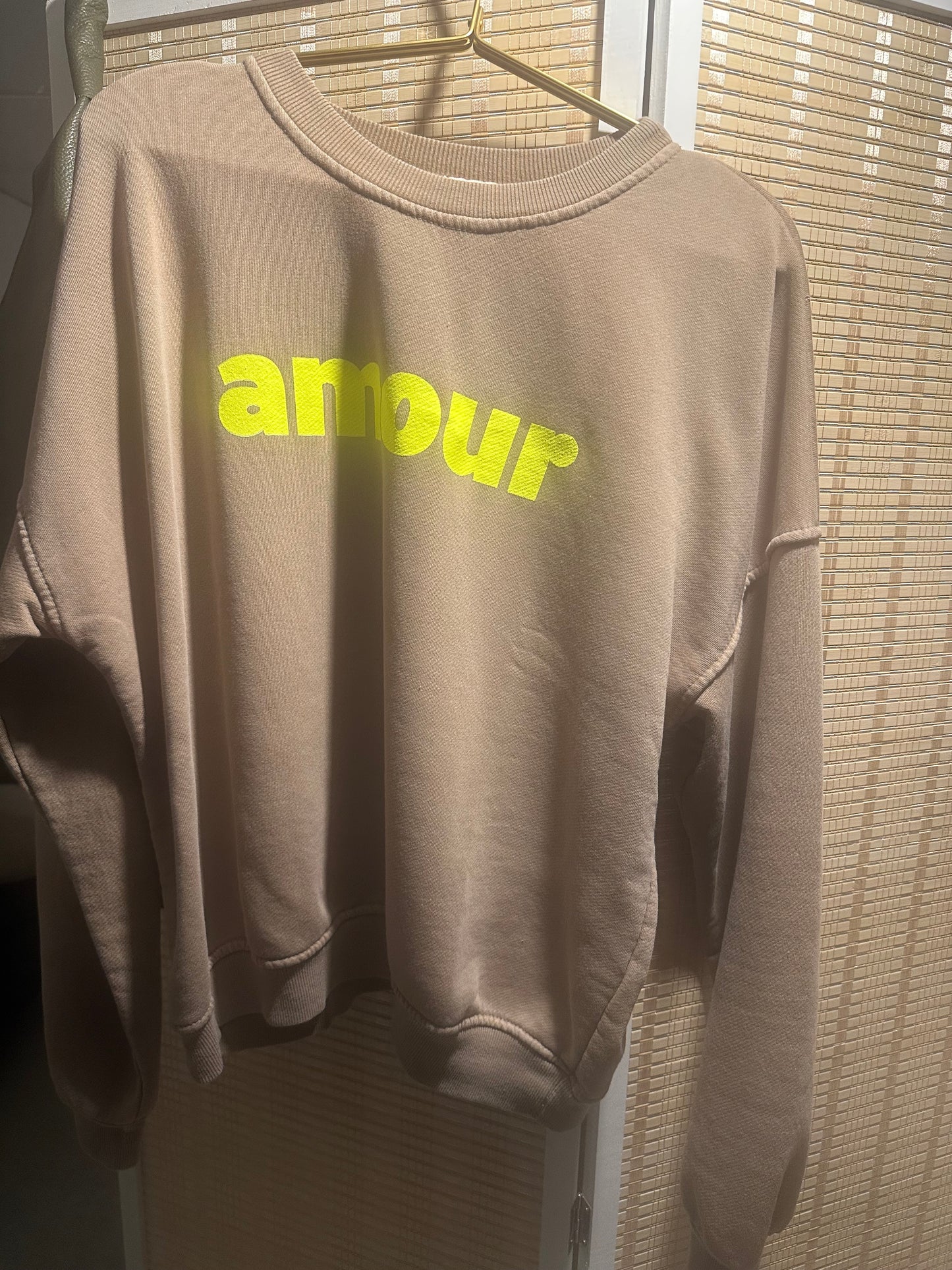 Titre : Sweat oversize “Amour”