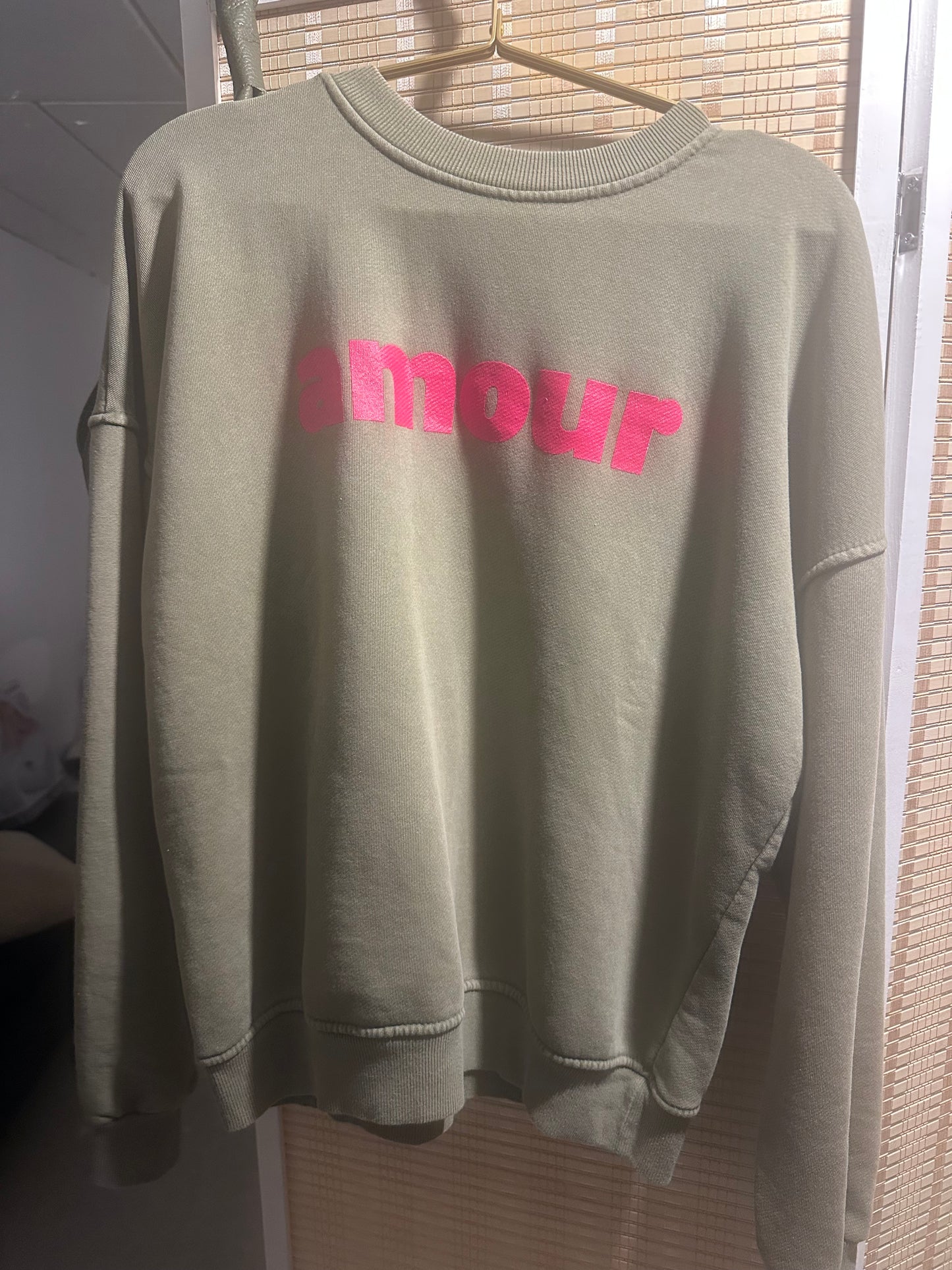 Titre : Sweat oversize “Amour”