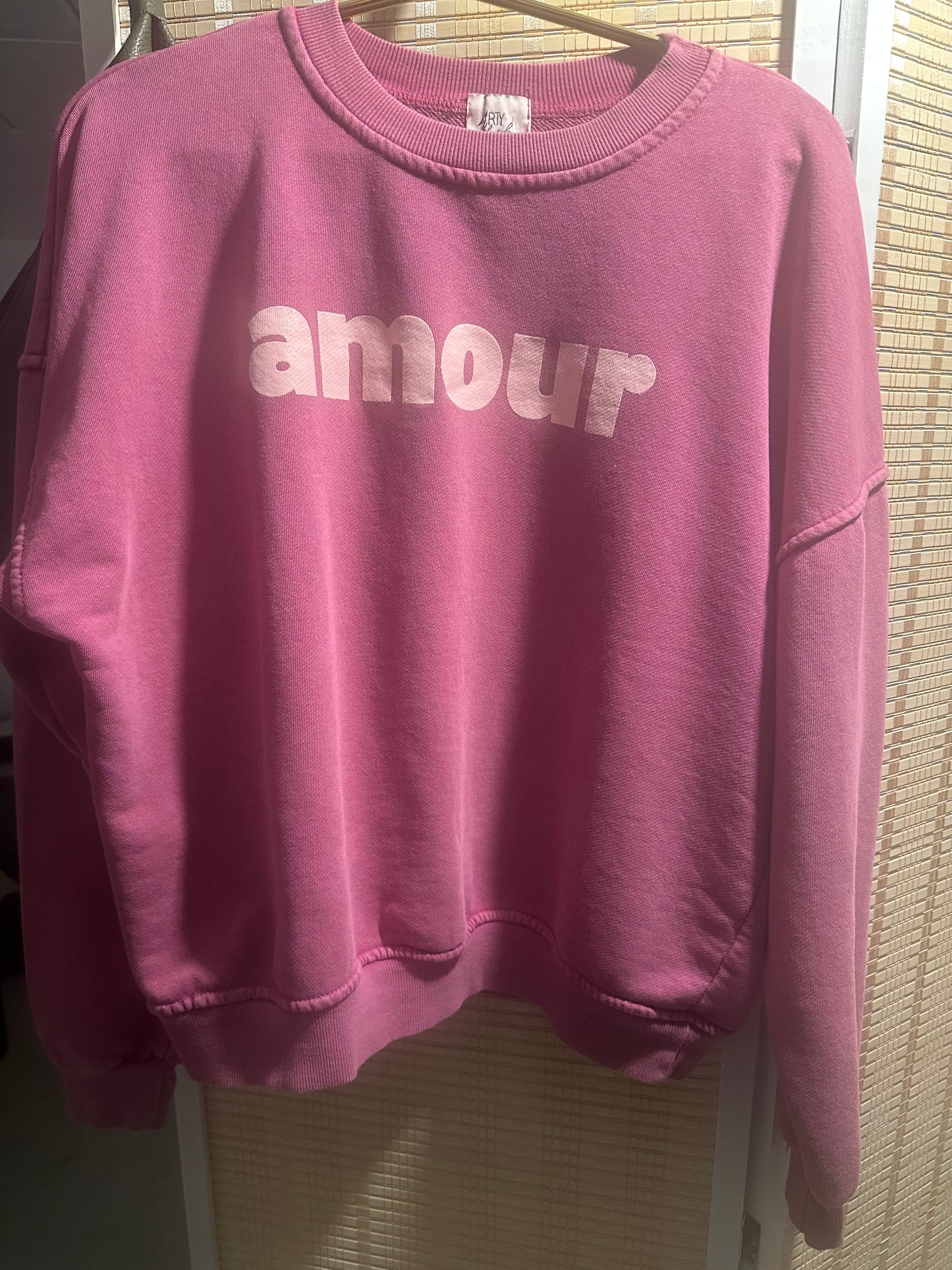 Titre : Sweat oversize “Amour”
