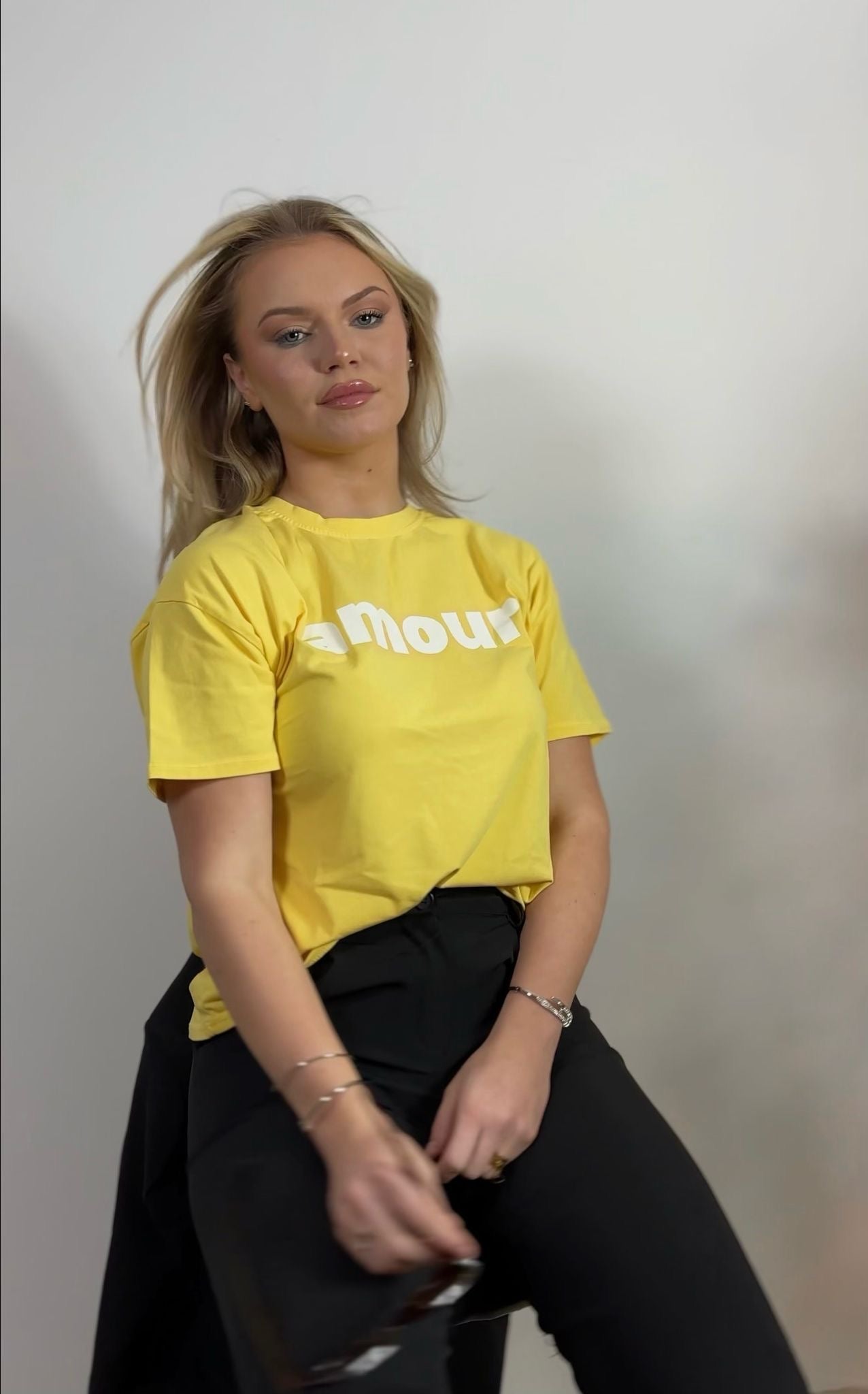 T-shirt “Amour” – Disponible en Plusieurs Coloris
