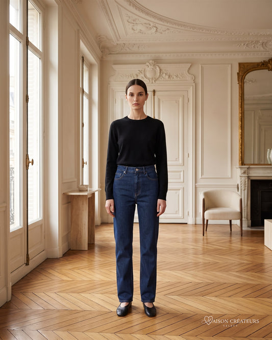 Jean droit taille haute en denim brut bleu foncé, porté dans un salon haussmannien