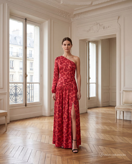 Robe longue asymétrique à imprimé floral rouge, porté dans un salon haussmannien