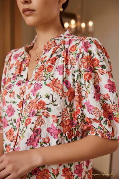 Blouse florale fuchsia, portée
