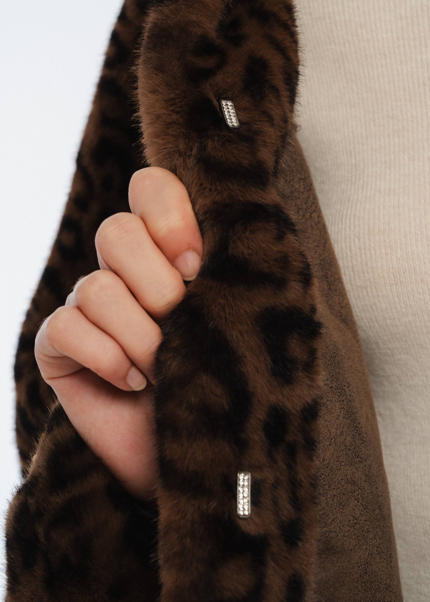 Manteau court à capuche en fausse fourrure léopard: Leopard / Taille unique