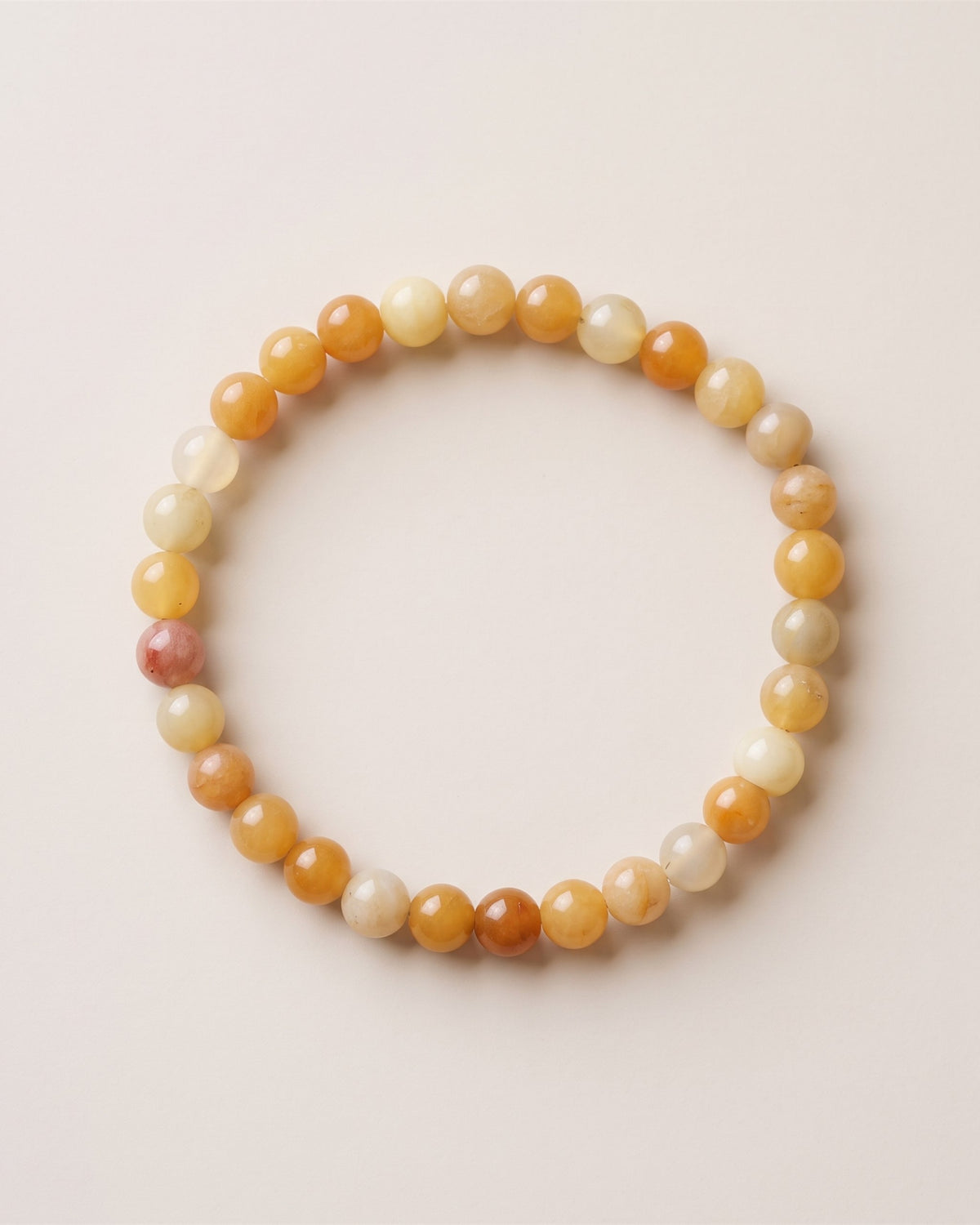 Bracelet en perles d aventurine jaune, vue à plat sur fond pierre