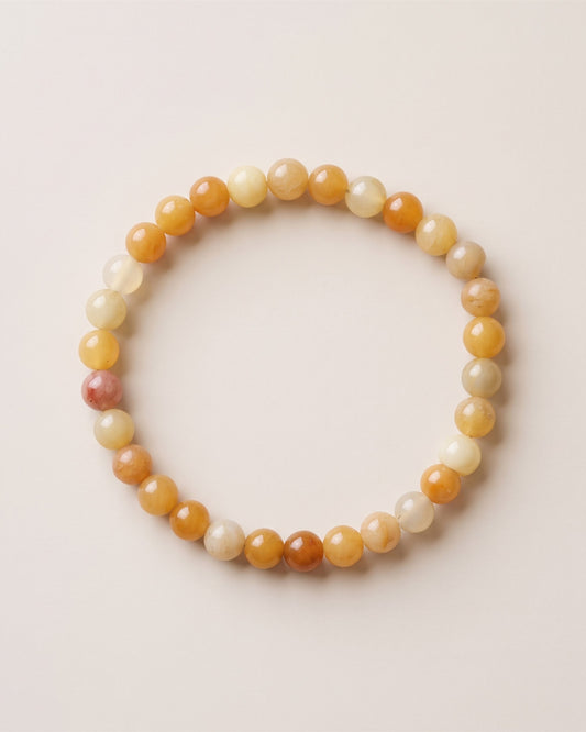Bracelet en perles d aventurine jaune, vue à plat sur fond pierre