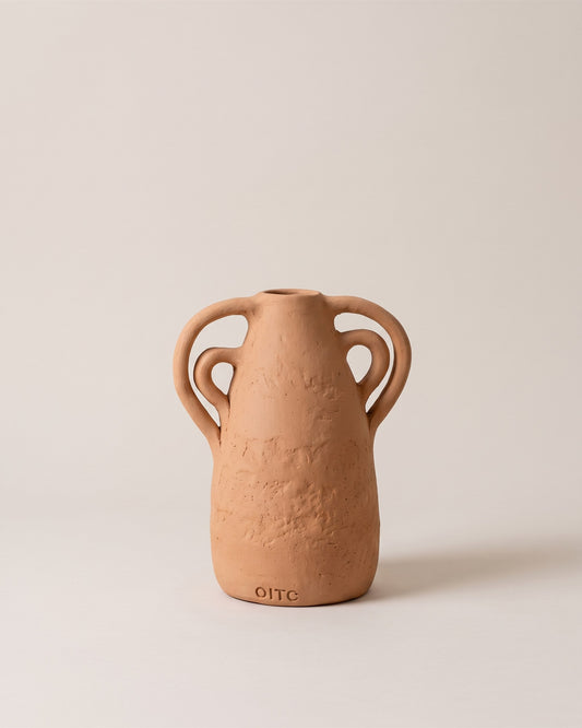 Vase amphore artisanal en céramique terracotta fait main au Portugal, vue de face sur fond pierre