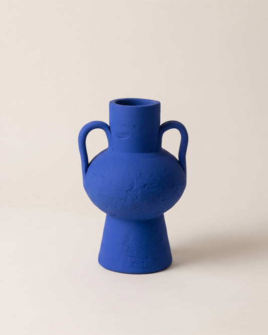 Amphore artisanale en céramique bleu Klein à deux anses, vue de face sur fond pierre