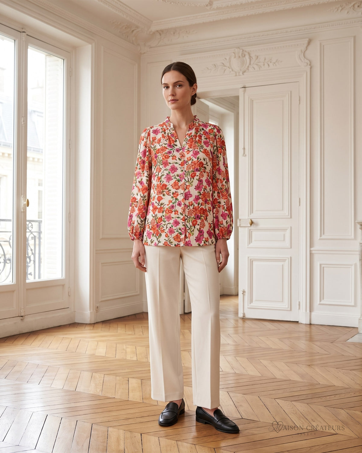 Blouse florale fuchsia à col volanté et manches bouffantes, porté dans un salon haussmannien