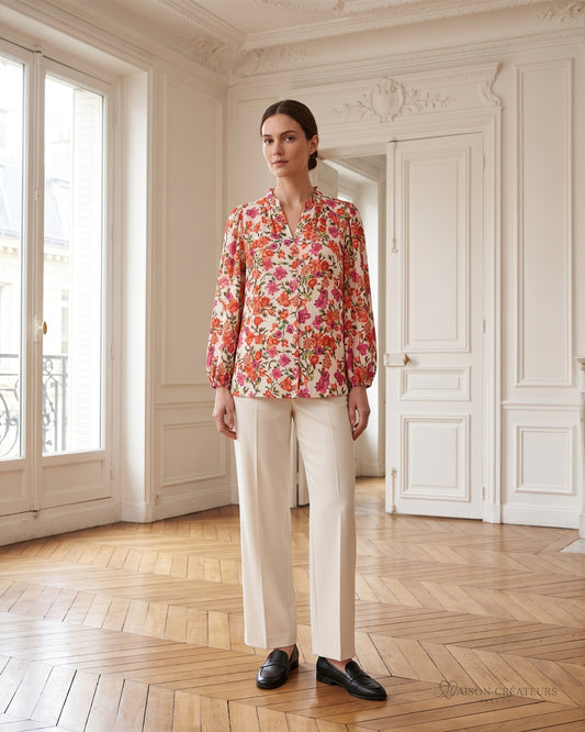 Blouse florale fuchsia à col volanté et manches bouffantes, porté dans un salon haussmannien