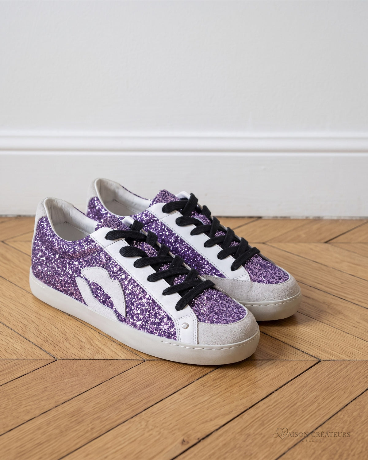 Baskets Colette à paillettes violettes sur parquet en chevrons