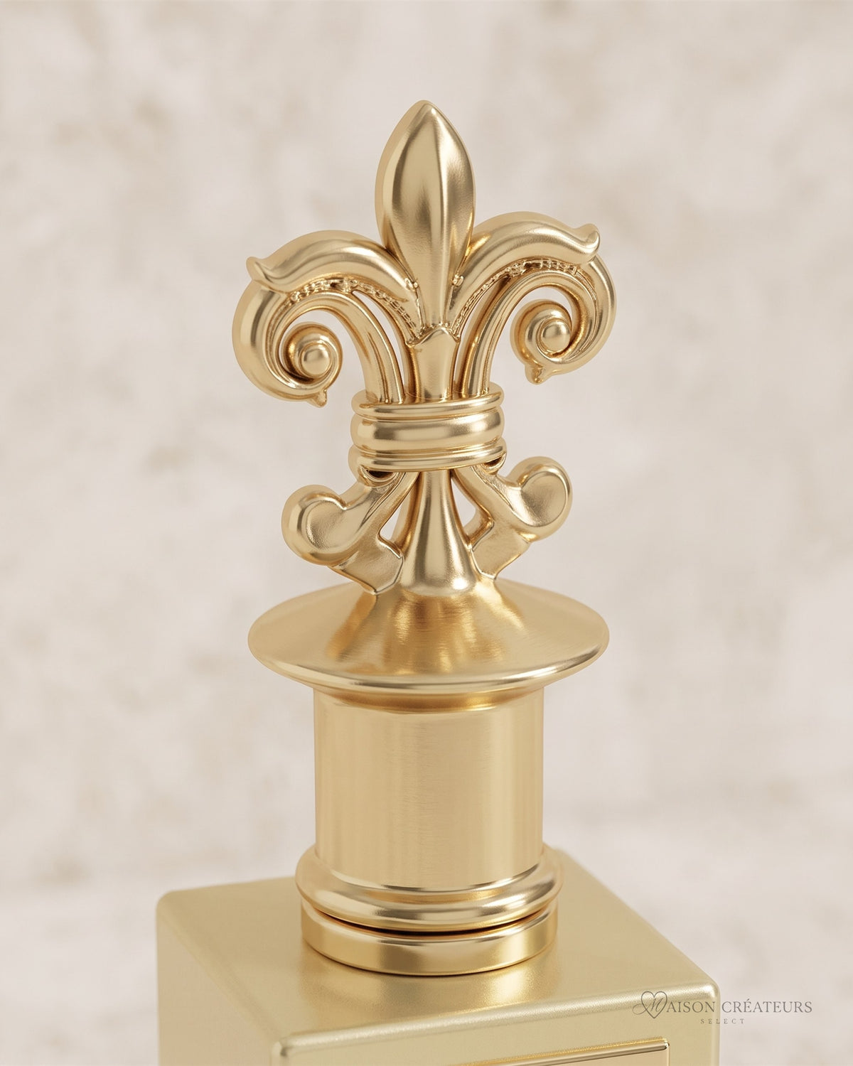 Gros plan sur le bouchon fleur de lys doré du parfum Décember Vanille
