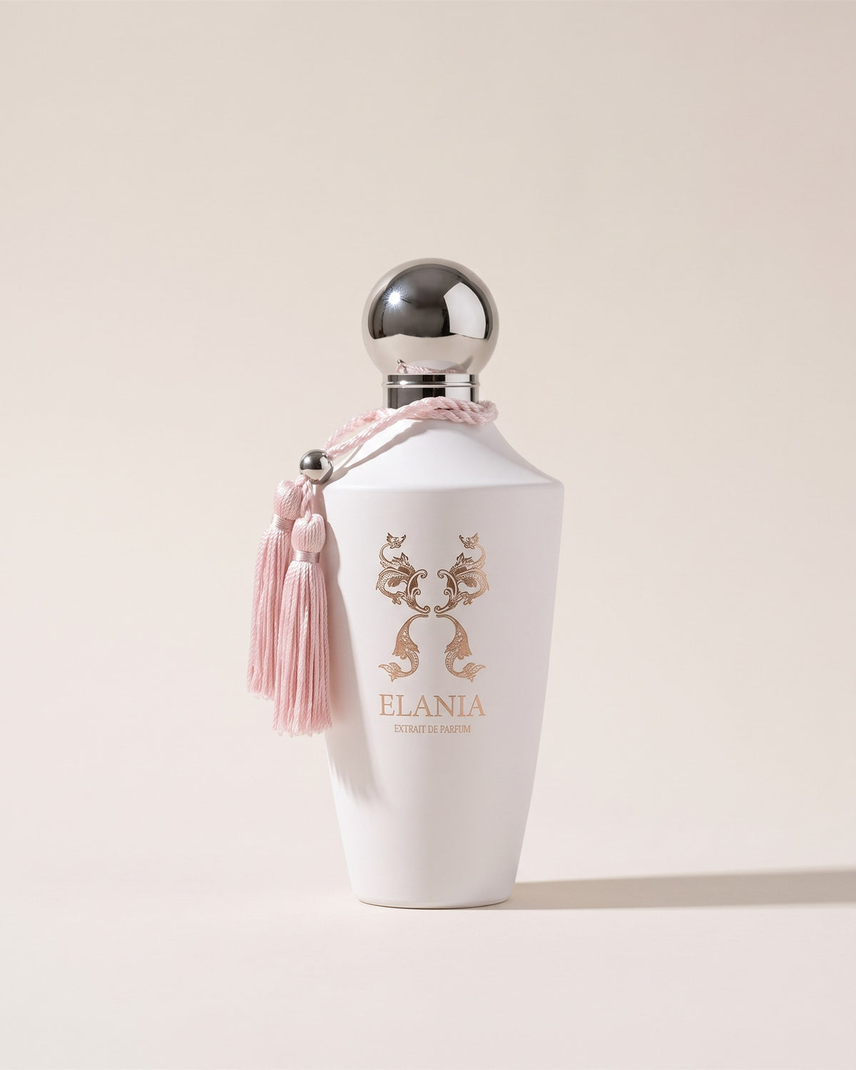 Eau de parfum Elania de Paris Corner Emir, flacon blanc à bouchon argenté et gland rose