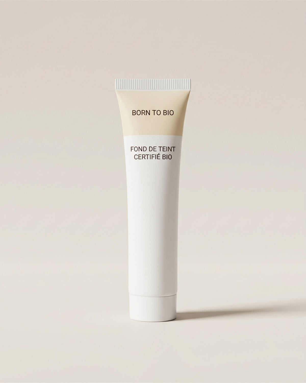 Fond de teint certifié bio Born to Bio, tube souple, vue de face sur fond pierre
