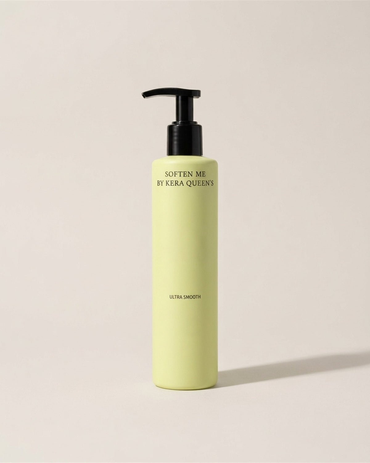 Soin Ultra Smooth Kera Queen's, flacon jaune pâle, vue de face sur fond pierre