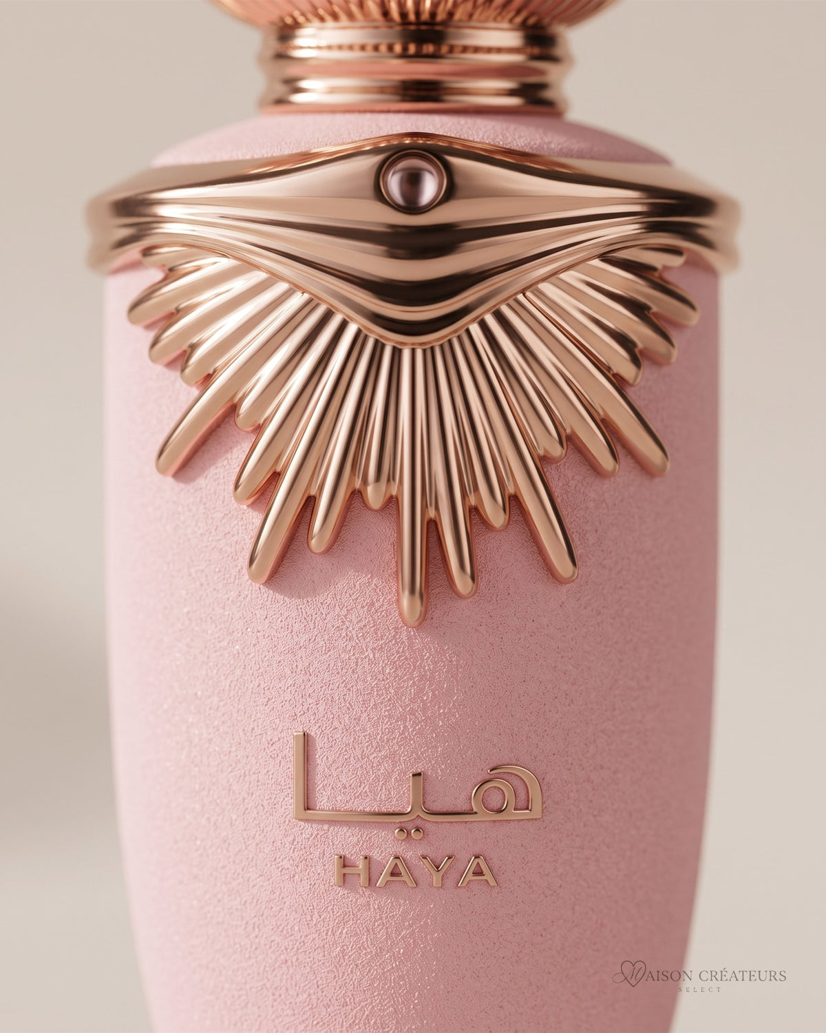 Gros plan sur l'ornement doré et l'inscription du flacon Haya Lattafa