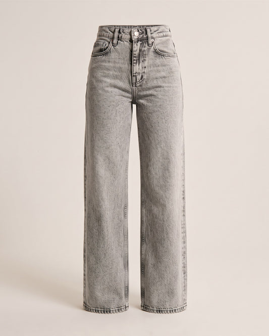 Jean large wide leg gris délavé taille haute, vue de face sur fond pierre