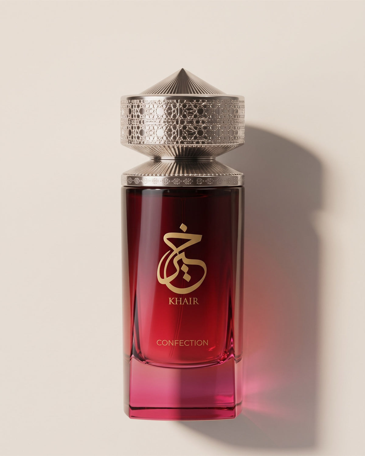 Eau de parfum Kheir Confection de Paris Corner, flacon dégradé rouge rose à bouchon argenté ciselé