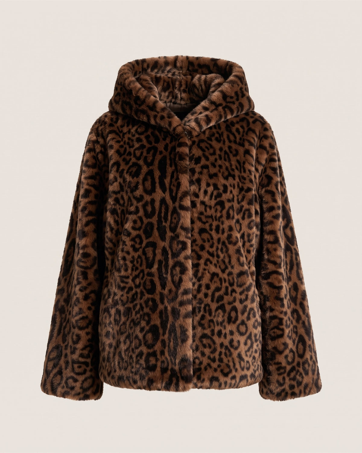 Manteau court à capuche en fausse fourrure léopard, vue de face sur fond pierre