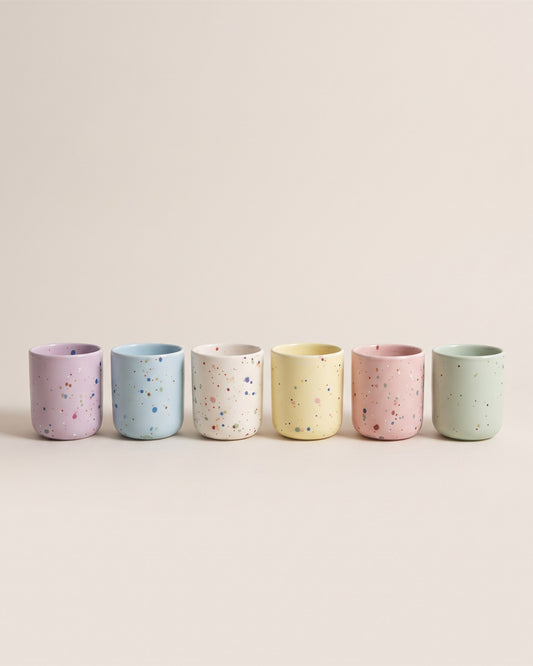 Lot de six tasses expresso coquetiers New Party en céramique pastel, vue de face sur fond pierre