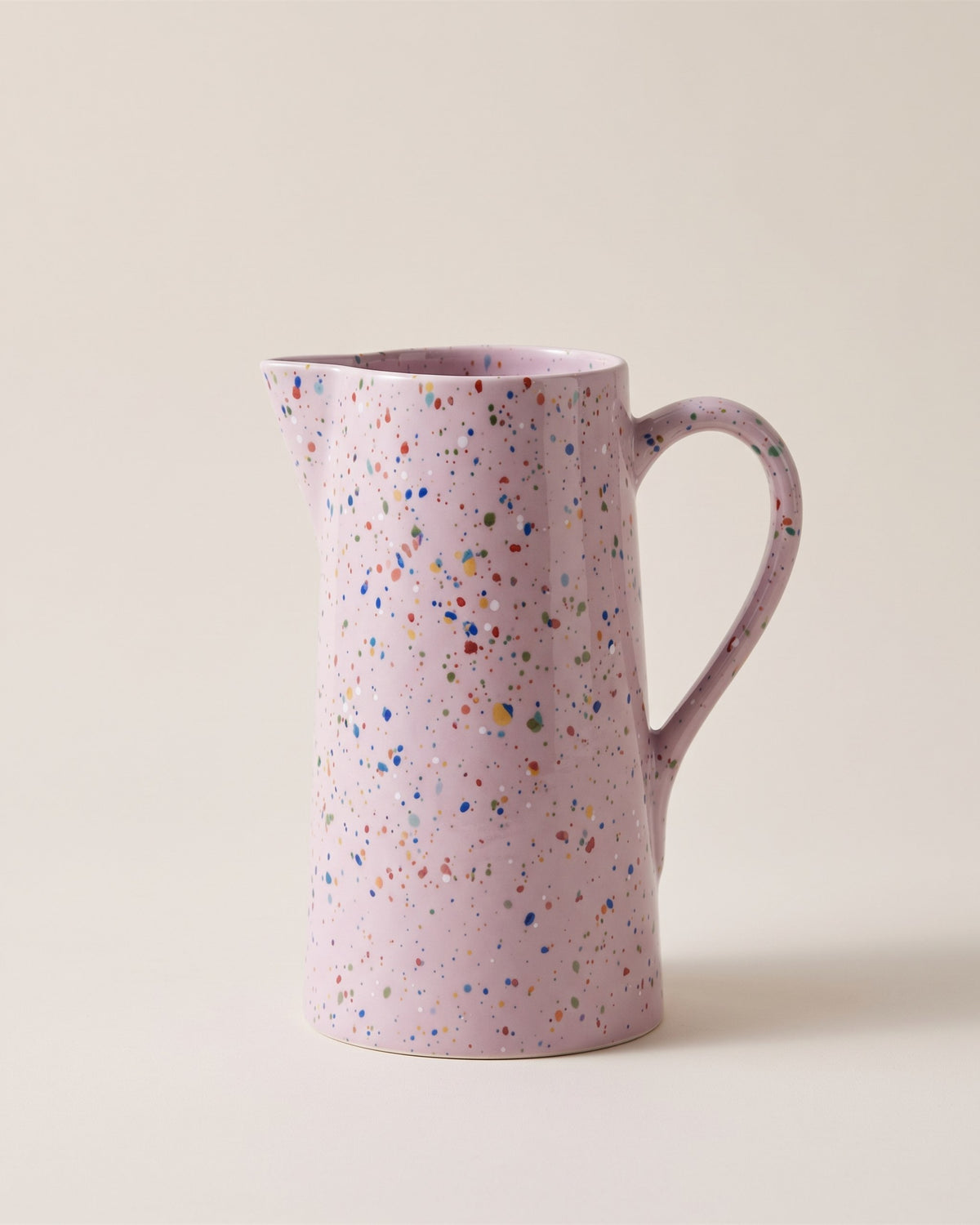 Pichet de fête lilas moucheté 1,5 L en céramique, vue de face sur fond pierre