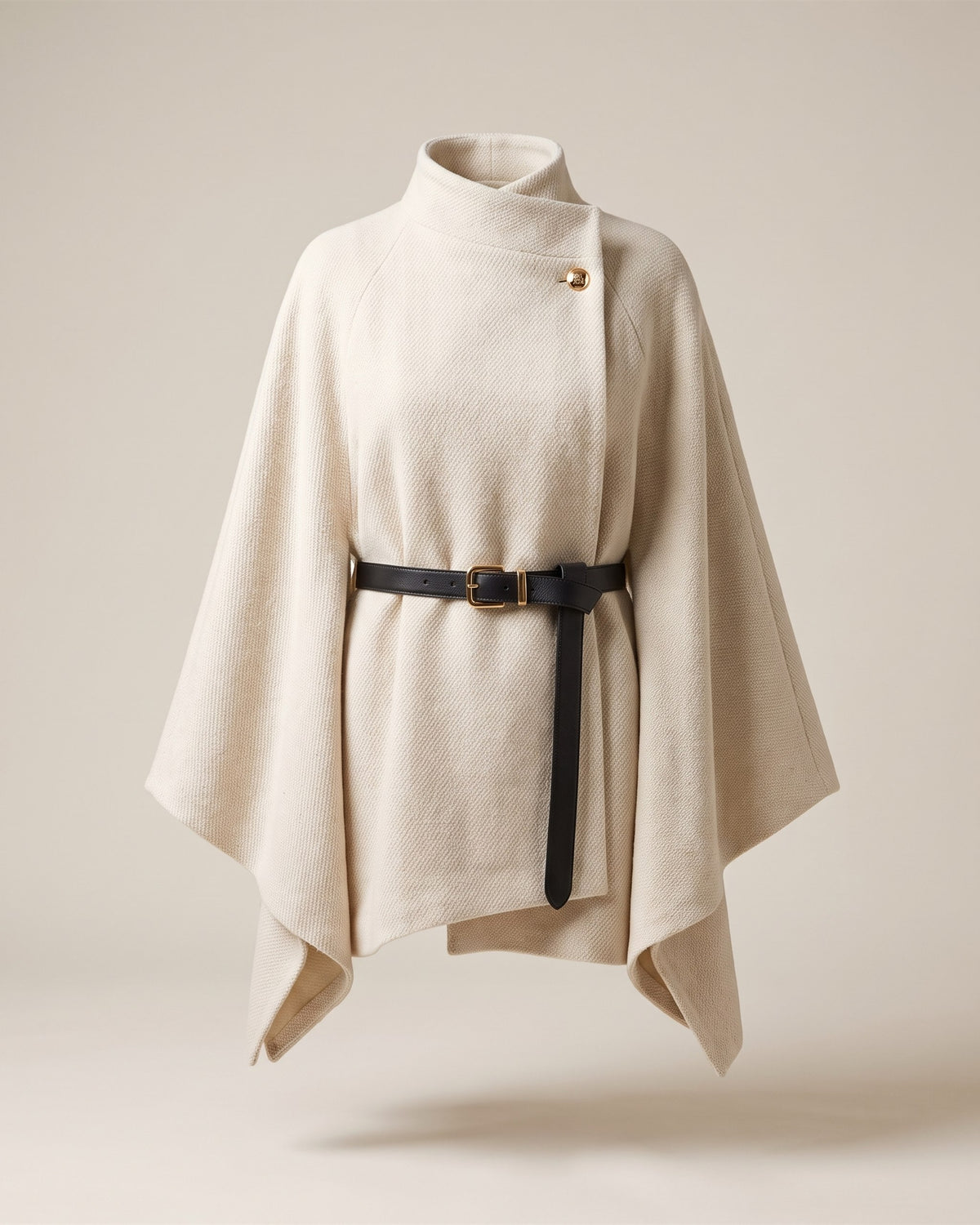 Poncho écru avec ceinture noire, vue de face