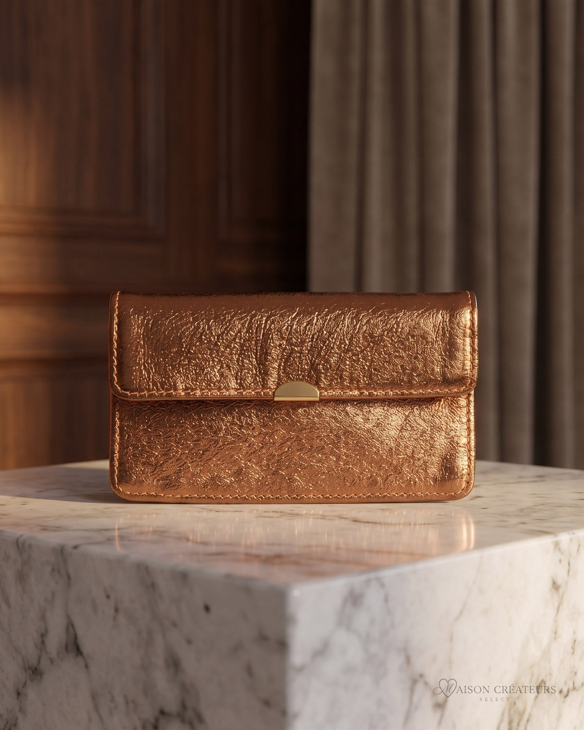 Le porte-monnaie coLe porte-monnaie compact tout-en-un en cuir métallisé noisette posé sur un bloc de marbre blanc en boutiquempact tout-en-un en cuir façon léopard, forme enveloppe à rabat, vue de face sur fond pierre