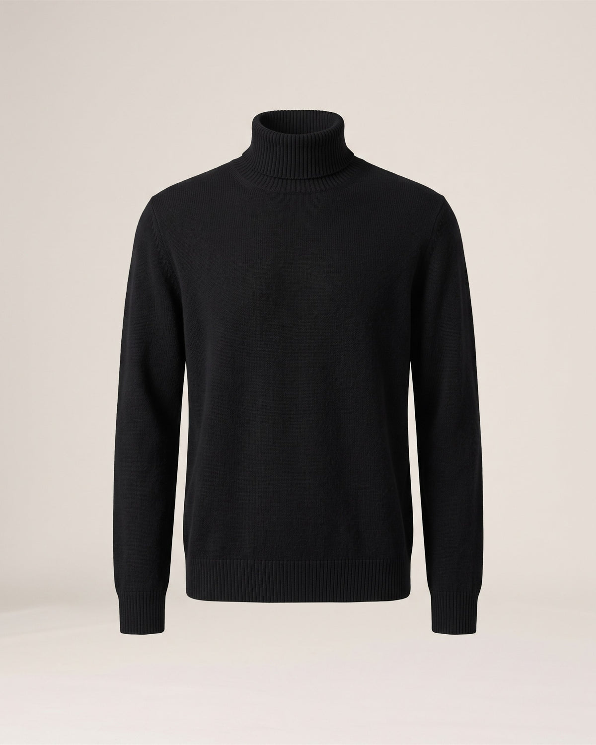 Pull col roulé noir en maille cachemire et laine, vue de face sur fond pierre