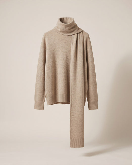 Pull écharpe beige en maille fine à écharpe intégrée, vue de face sur fond pierre