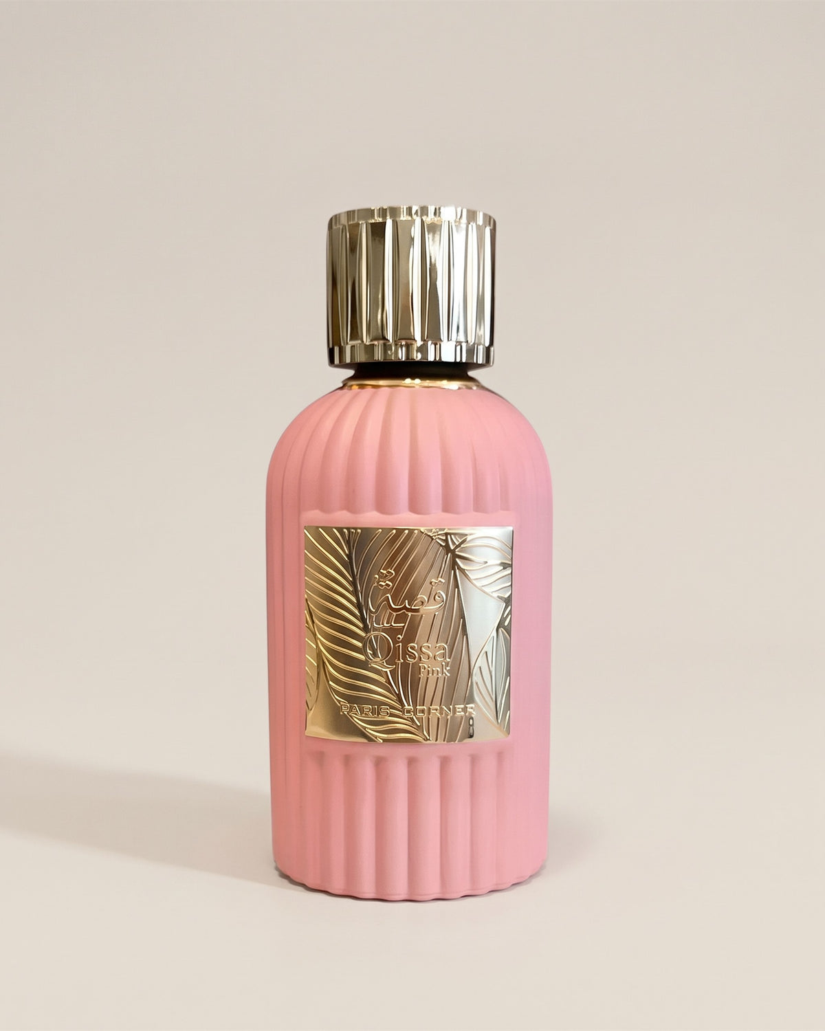 Eau de parfum Qissa Pink de Paris Corner, flacon rose cannelé à plaque dorée