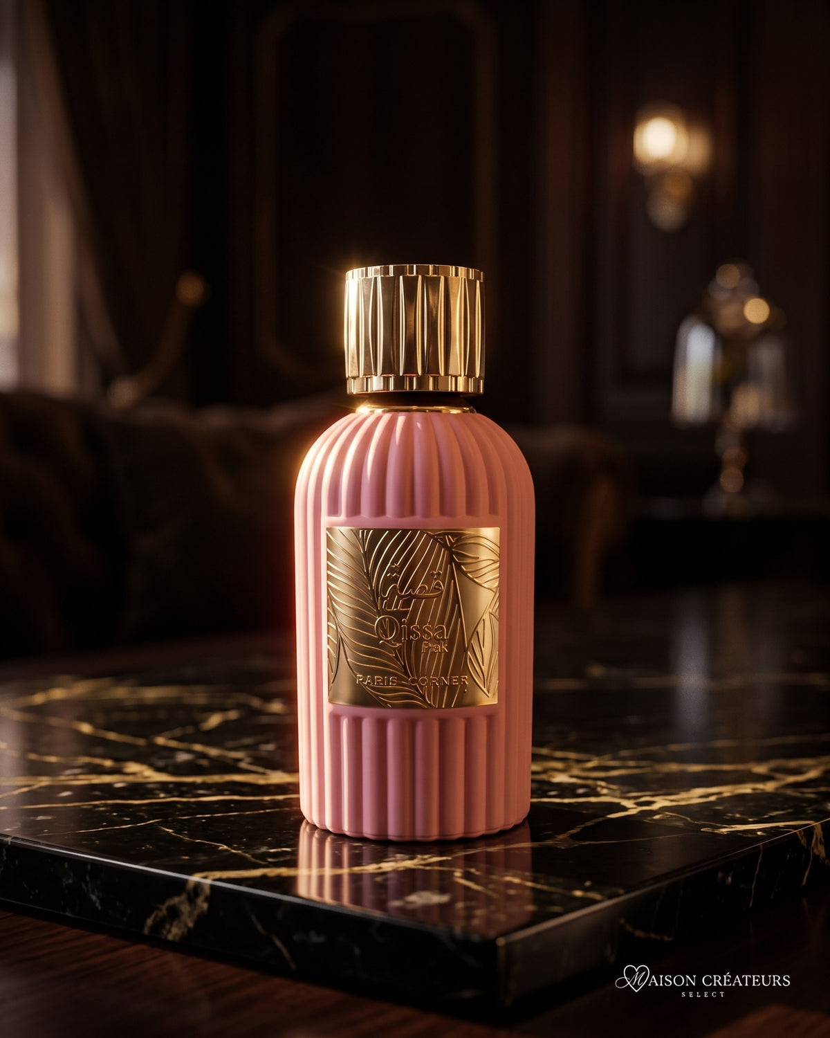 Parfum Qissa Pink Paris Corner sur marbre noir veiné d'or