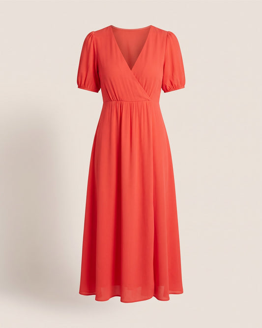 Robe Romane rouge à col V et manches bouffantes, vue de face sur fond pierre