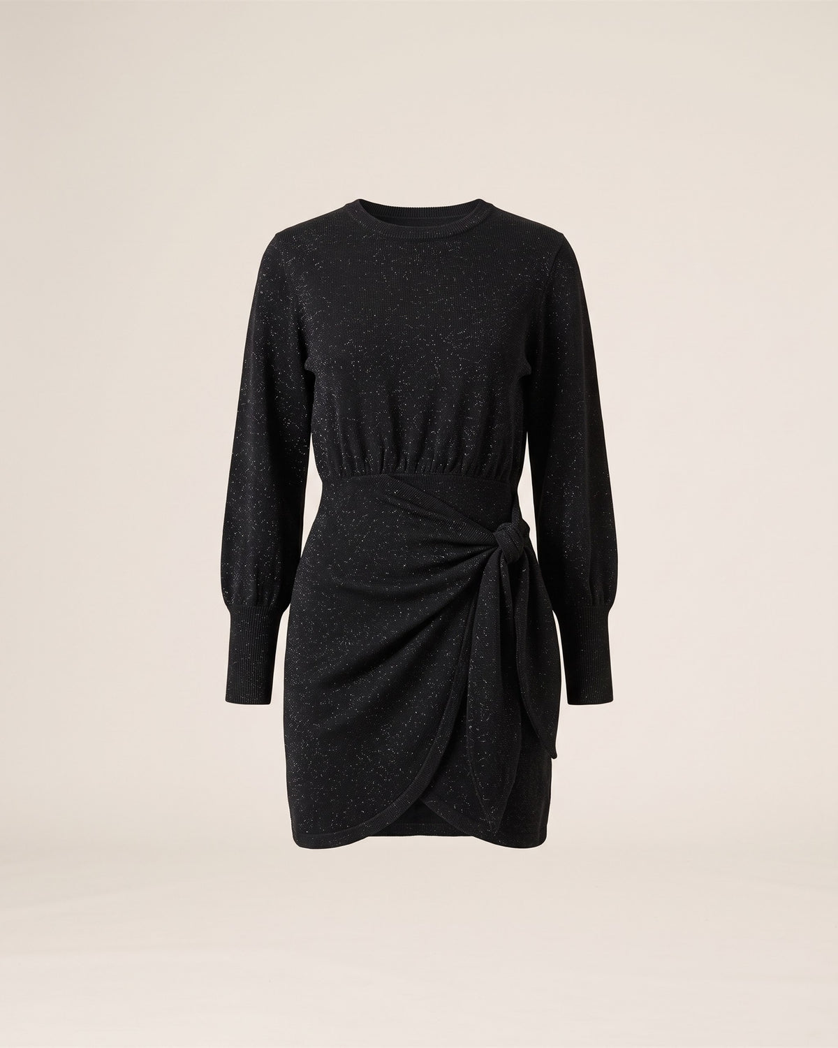 Robe courte noire en maille lurex à drapé noué, vue de face sur fond pierre