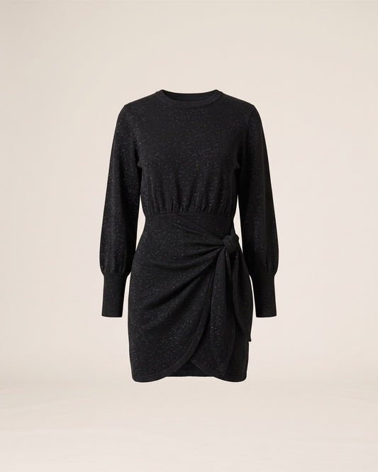 Robe courte noire en maille lurex à drapé noué, vue de face sur fond pierre