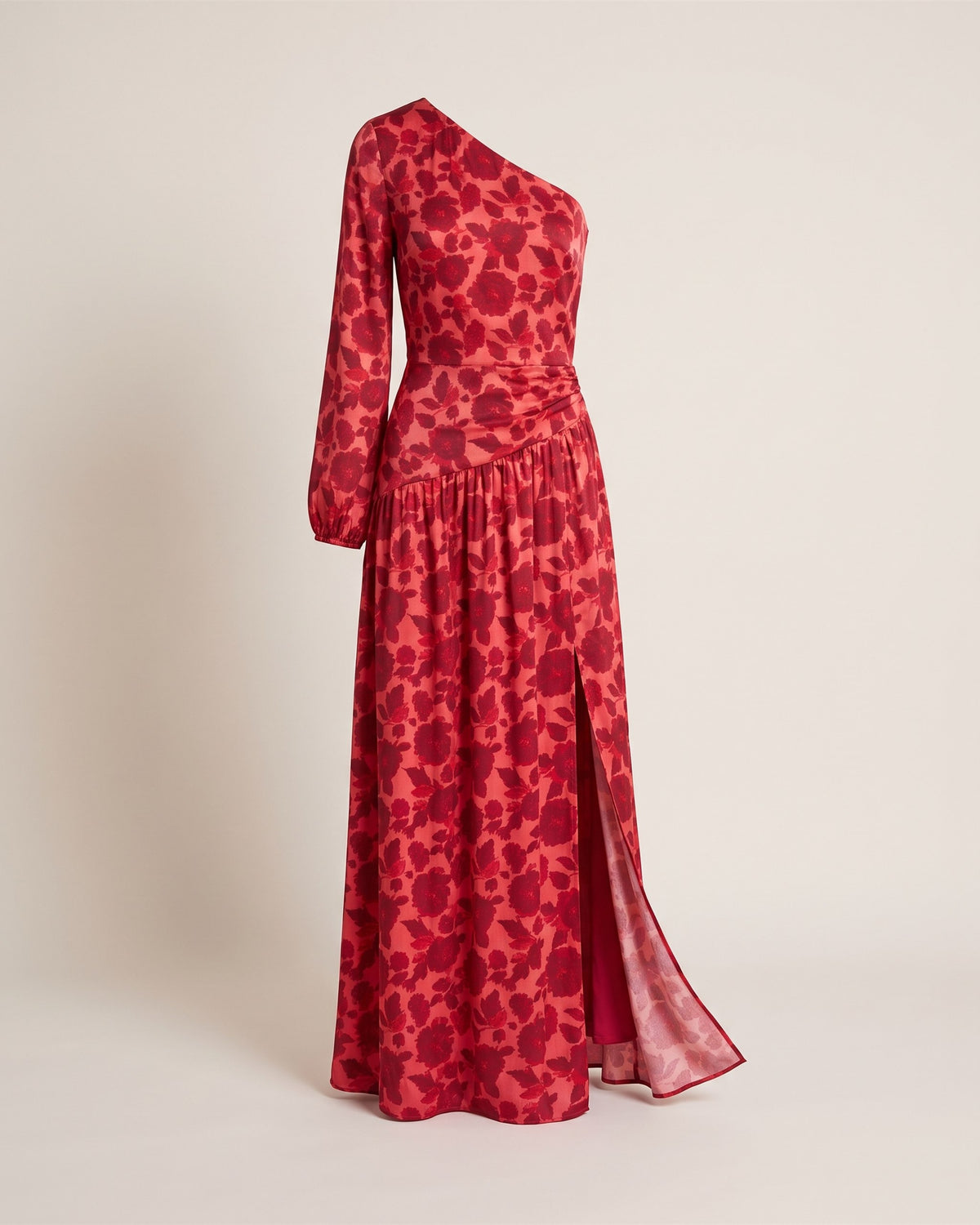 Robe longue asymétrique à imprimé floral rouge, vue de face sur fond pierre
