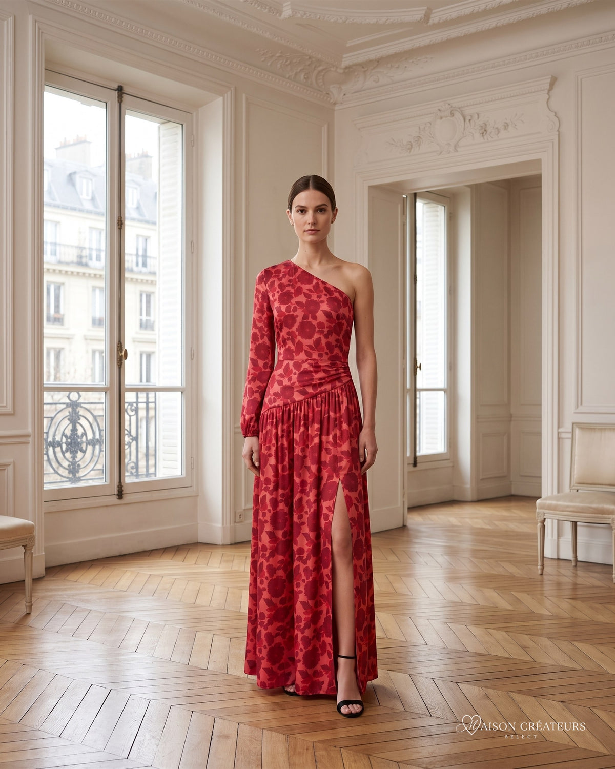 Robe longue asymétrique à imprimé floral rouge, porté dans un salon haussmannien