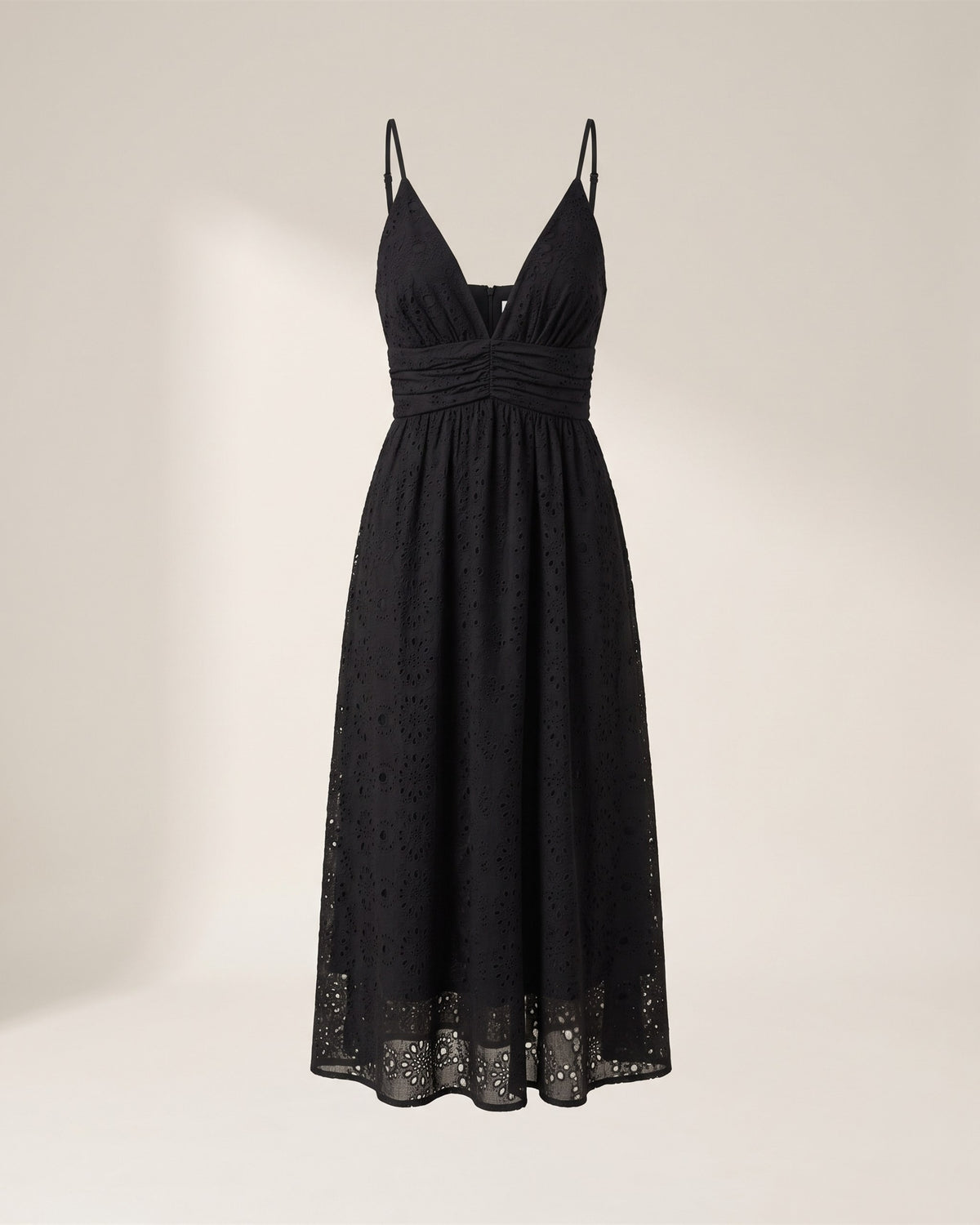 Robe Liora noire à fines bretelles et décolleté V, vue de face sur fond pierre