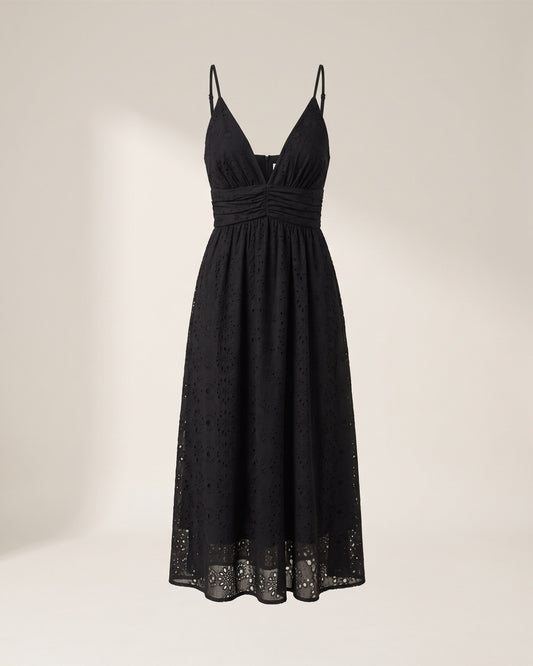 Robe Liora noire à fines bretelles et décolleté V, vue de face sur fond pierre