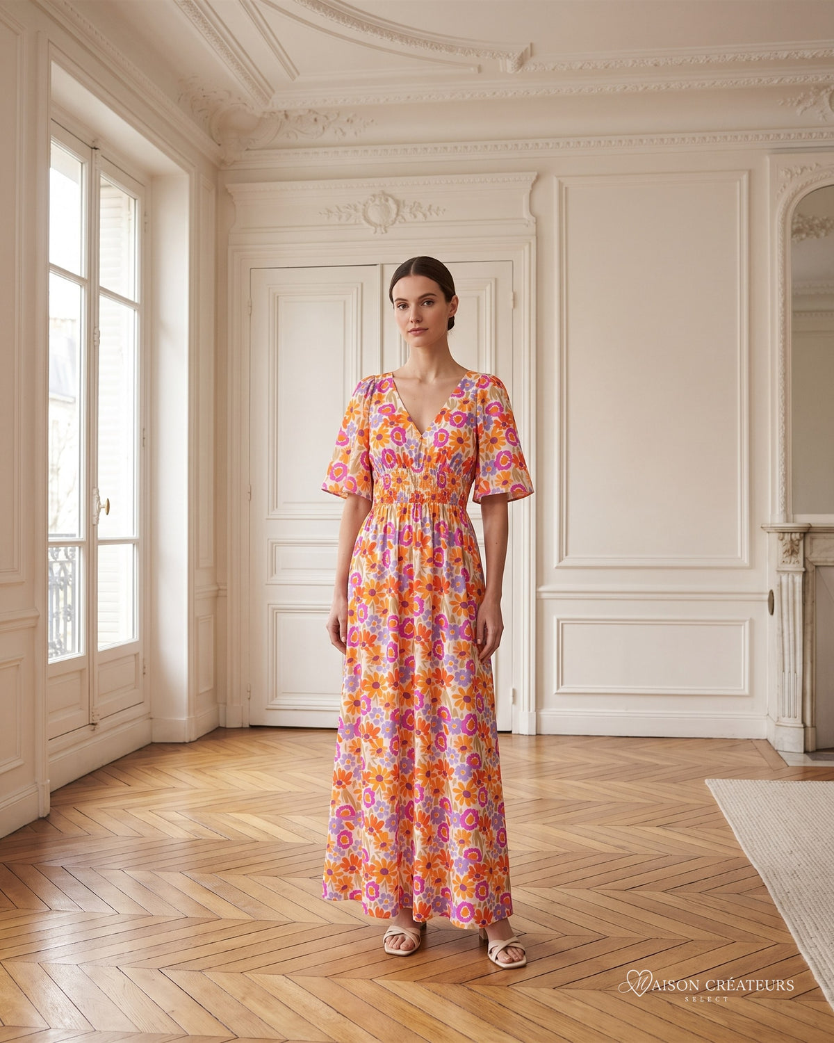 Robe longue dos nu croisé à imprimé floral, porté dans un salon haussmannien