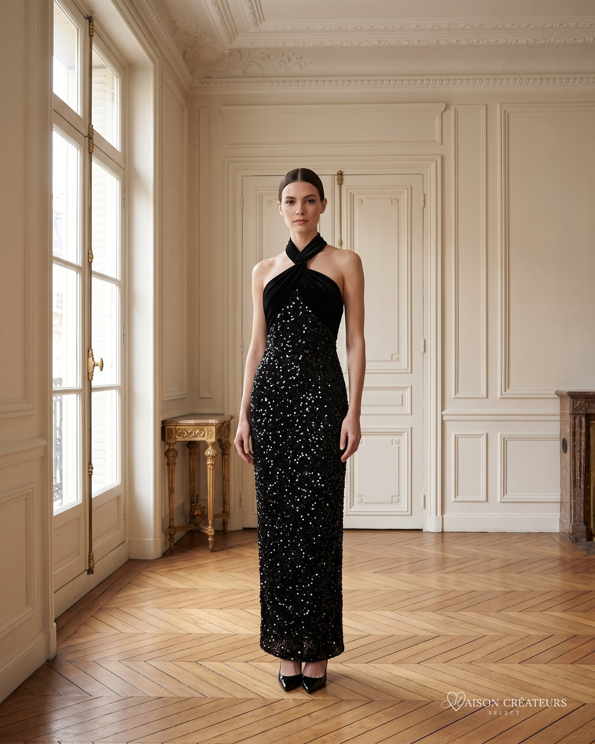 Robe longue noire en sequins et velours à épaule asymétrique, porté dans un salon haussmannien