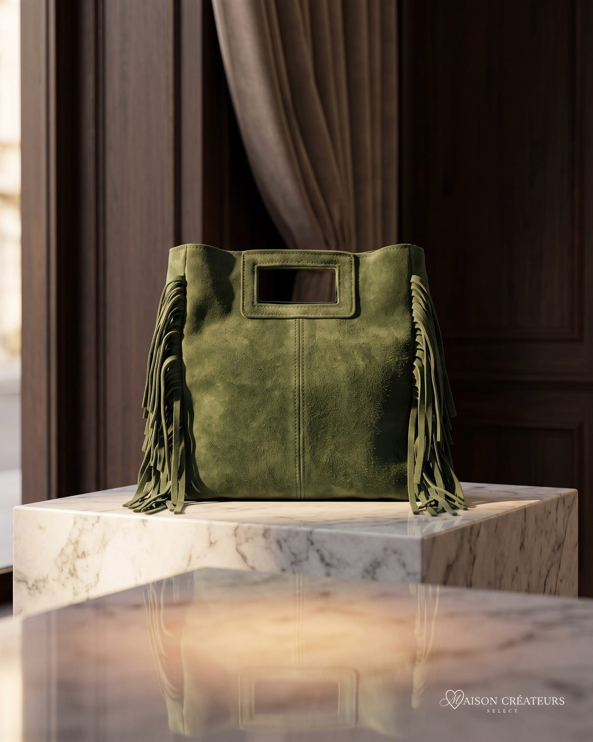 Le sac Marion en cuir daim vert posé sur un bloc de marbre blanc en boutique