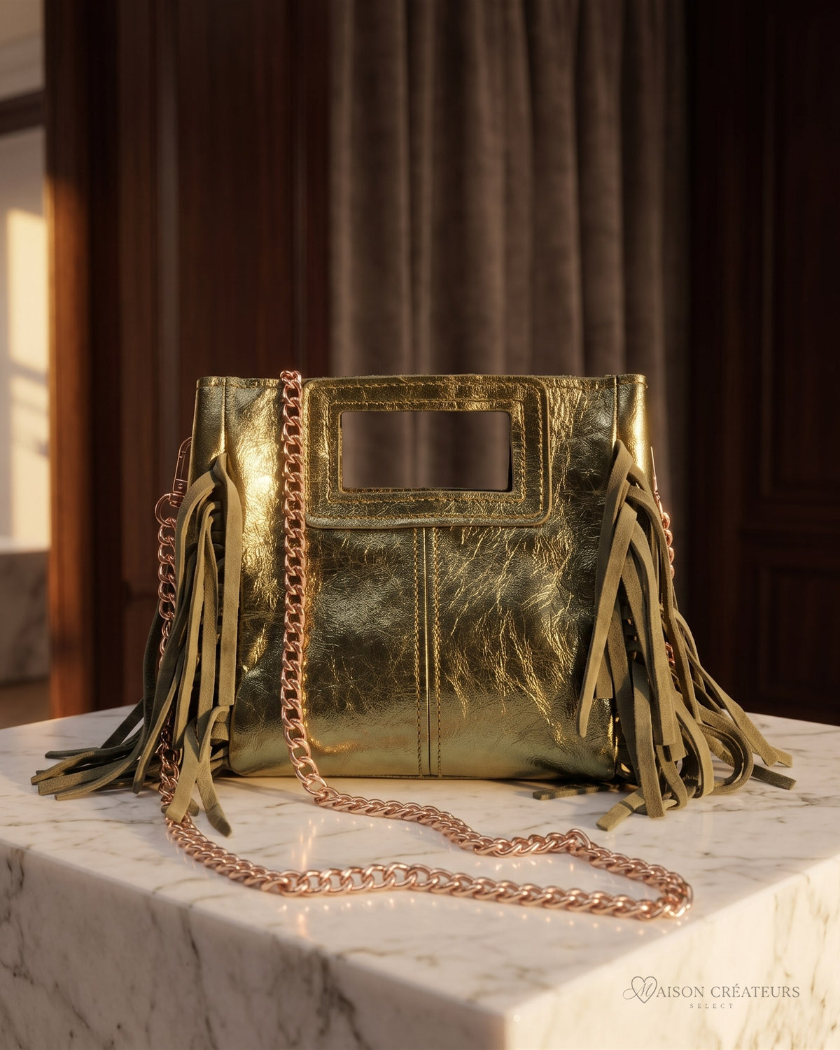 Le sac Marion Small en cuir irisé vert métallisé posé sur un bloc de marbre blanc en boutique