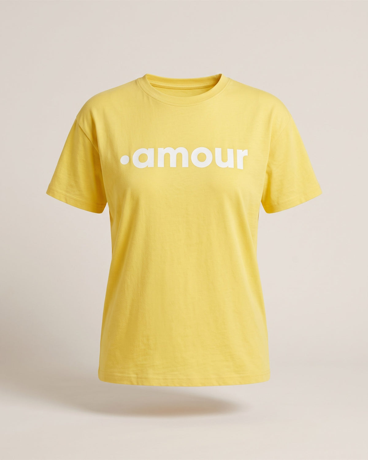 T-shirt Amour jaune en coton à inscription blanche, vue de face sur fond pierre