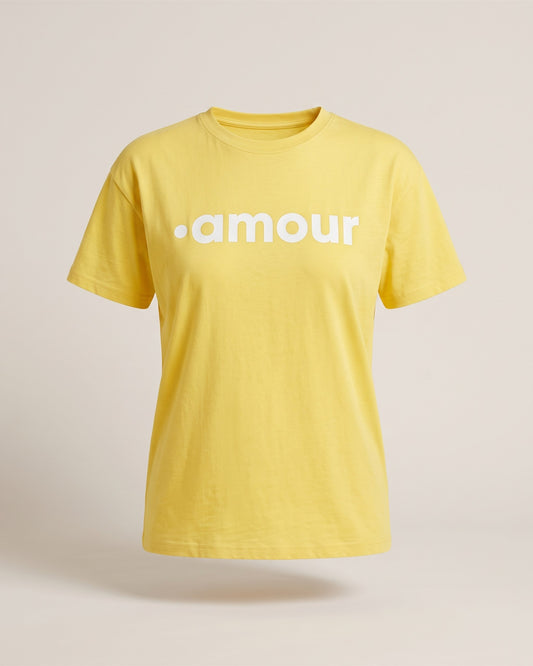 T-shirt Amour jaune en coton à inscription blanche, vue de face sur fond pierre