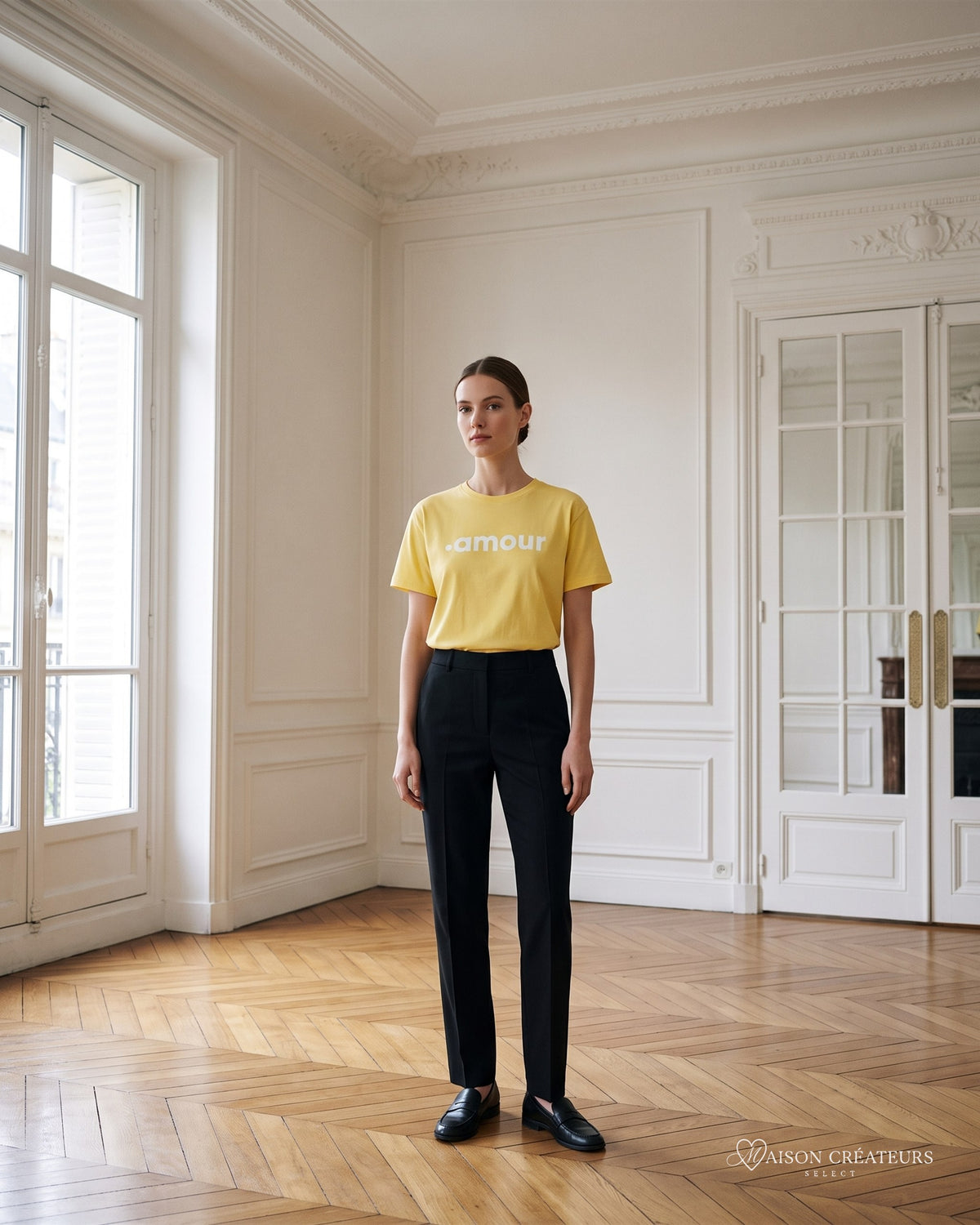 T-shirt Amour jaune en coton à inscription blanche, porté dans un salon haussmannien