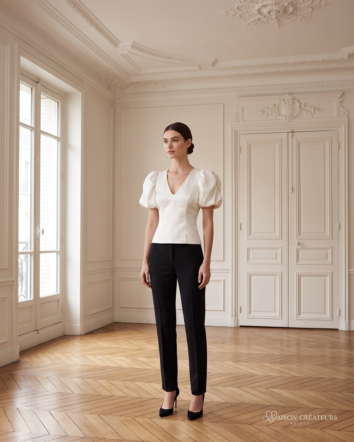 Top blanc à manches bouffantes et décolleté V, porté dans un salon haussmannien