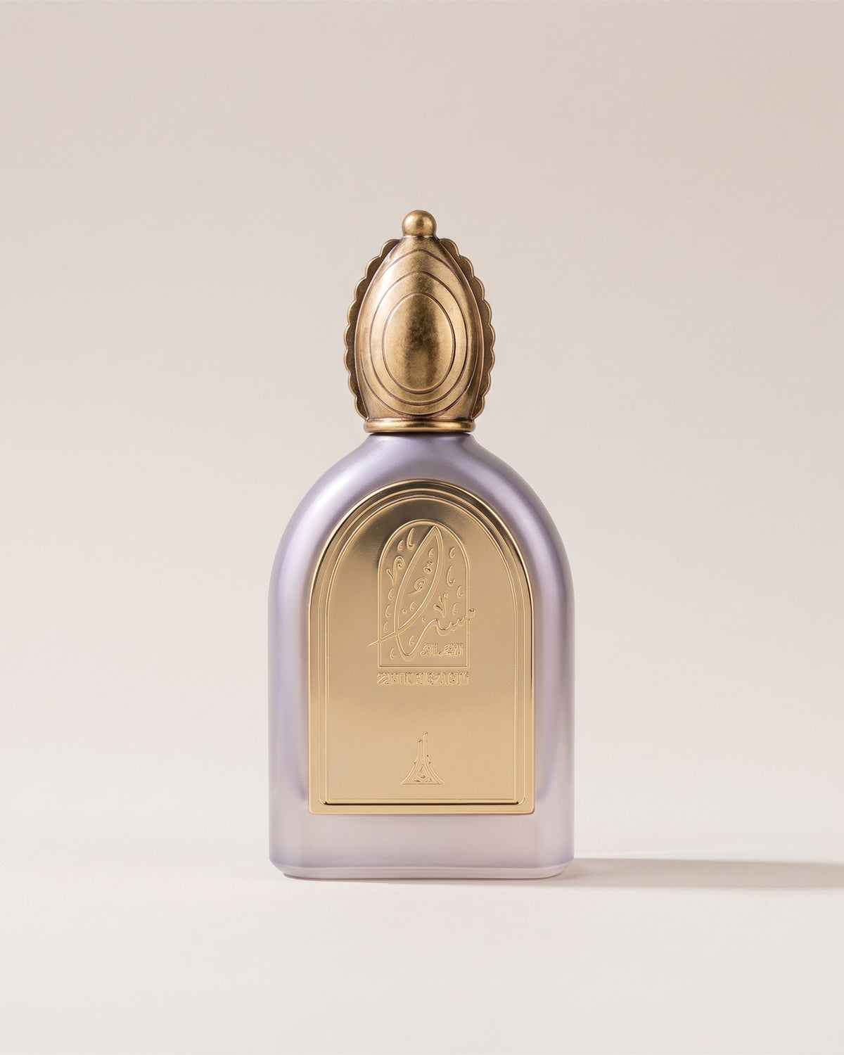 Eau de parfum Twilight Shadow de Musk Collection, flacon nacré dégradé doré en arche