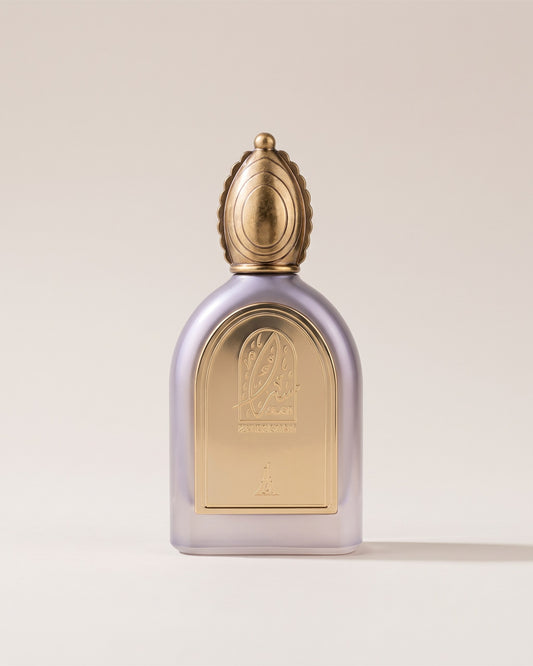Eau de parfum Twilight Shadow de Musk Collection, flacon nacré dégradé doré en arche