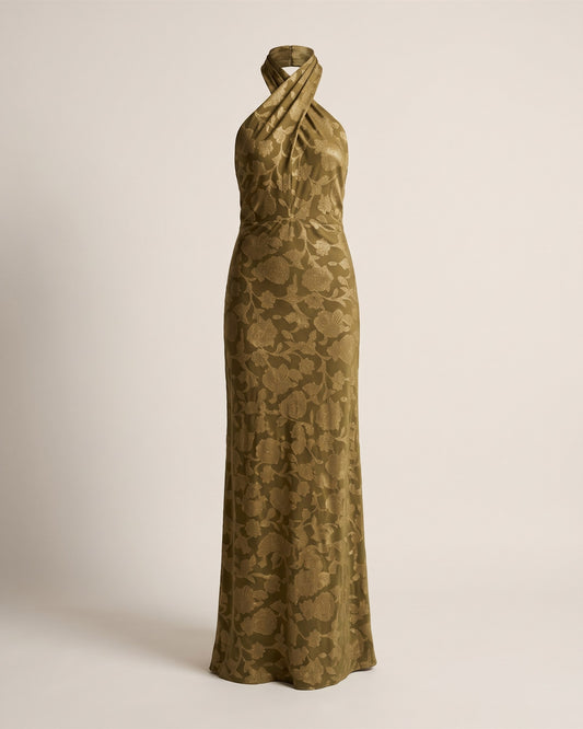 Robe longue Élégance olive en jacquard avec foulard assorti, vue de face sur fond pierre